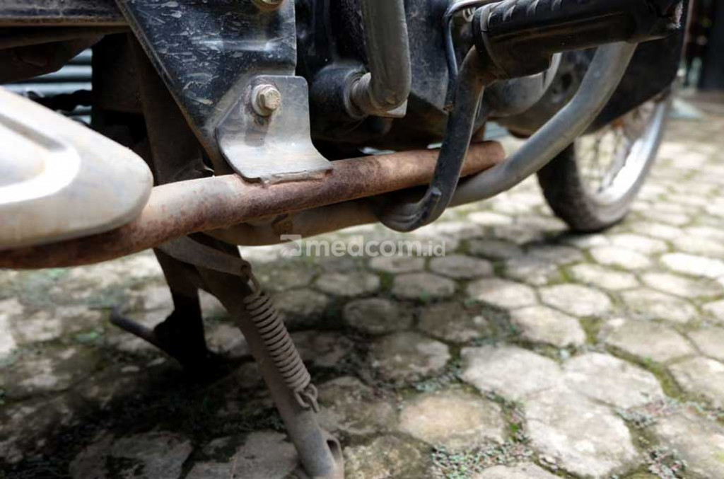 Hindari karat di motor bisa dilakukan dengan mencuci motor seusai digunakan dibawah guyuran hujan. Medcom.id/Ekawan Raharja