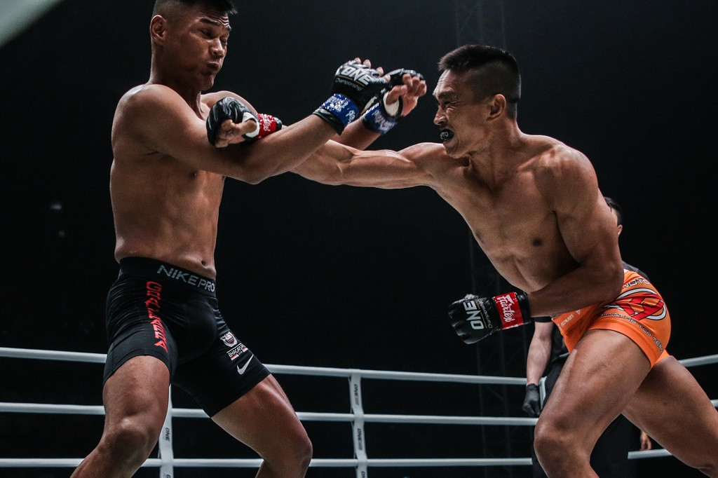 Sunoto (kanan) bertarung melawan Nurul Fikri di ajang One Championship (Ist)