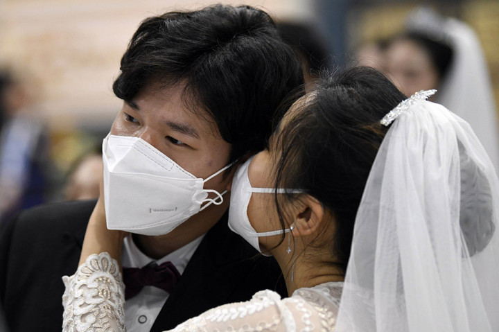 Ribuan Pasangan Nikah Massal Kenakan Masker