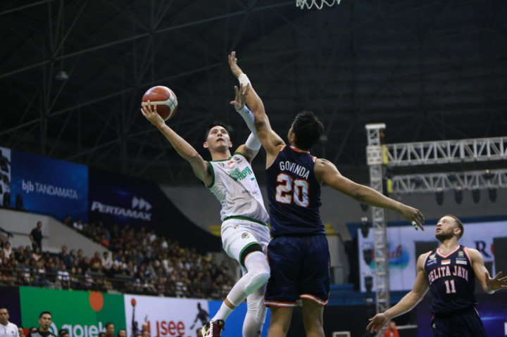 Louvre Surabaya Taklukkan Pelita Jaya
