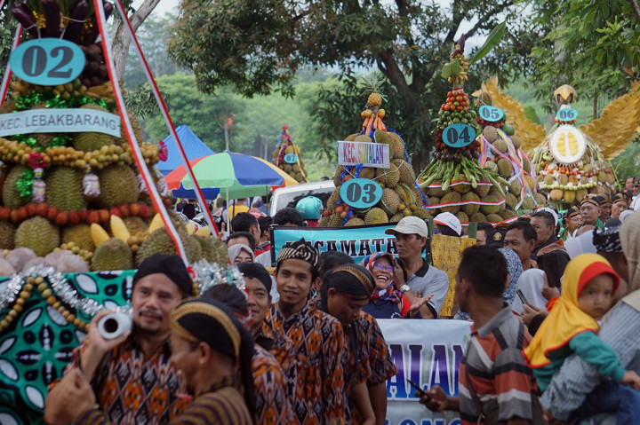 Keseruan Festival Durian Lolong di Pekalongan