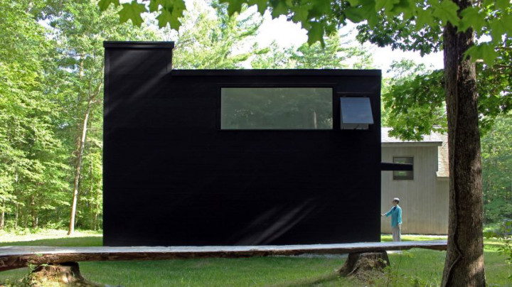 Kantor Seniman Patung dengan Fasad Hitam