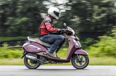 Ingat, Teknik Pengereman Combi Brake Wajib saat Hujan