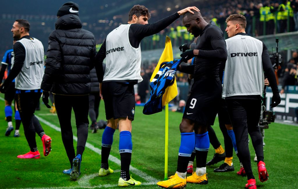 Romelu Lukaku (kanan kedua) saat berselebrasi usai membobol gawang AC Milan (Foto: AFP/Marco Bertorello)