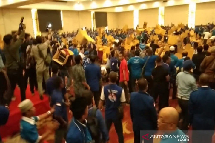 Saling Lempar Kursi di Kongres V PAN