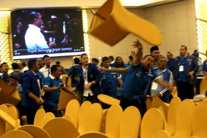 Kongres PAN Ricuh, Kursi Terbang Hingga 10 Orang Luka