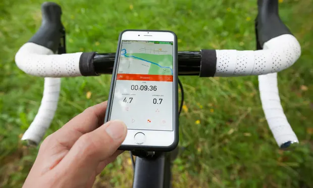 Aplikasi strava tidak membuat perangkat sendiri dan sebaliknya terhubung dengan hampir semua termasuk ponsel. (Foto: Dok. The Guardian.com)