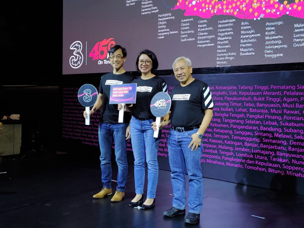 (kiri-kanan) Chief Technical Officer 3 Indonesia Desmond Cheung, Chief Commercial Officer 3 Indonesia Dolly Susanto, dan Presiden Direktur 3 Indonesia, M. Danny Buldansyah.