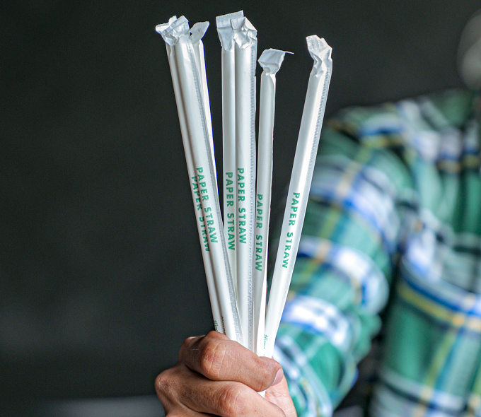 PT Sari Coffee Indonesia menggunakan sedotan kertas untuk mengurangi sampah dan limbah. (Foto: Dok. PT Sari Coffee Indonesia)