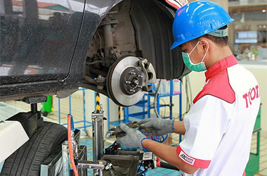 Kapan Waktu Tepat Ganti Minyak Rem Mobil?