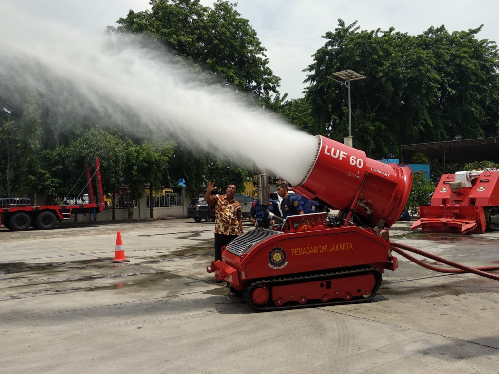 DKI Uji Coba Robot Pemadam Kebakaran