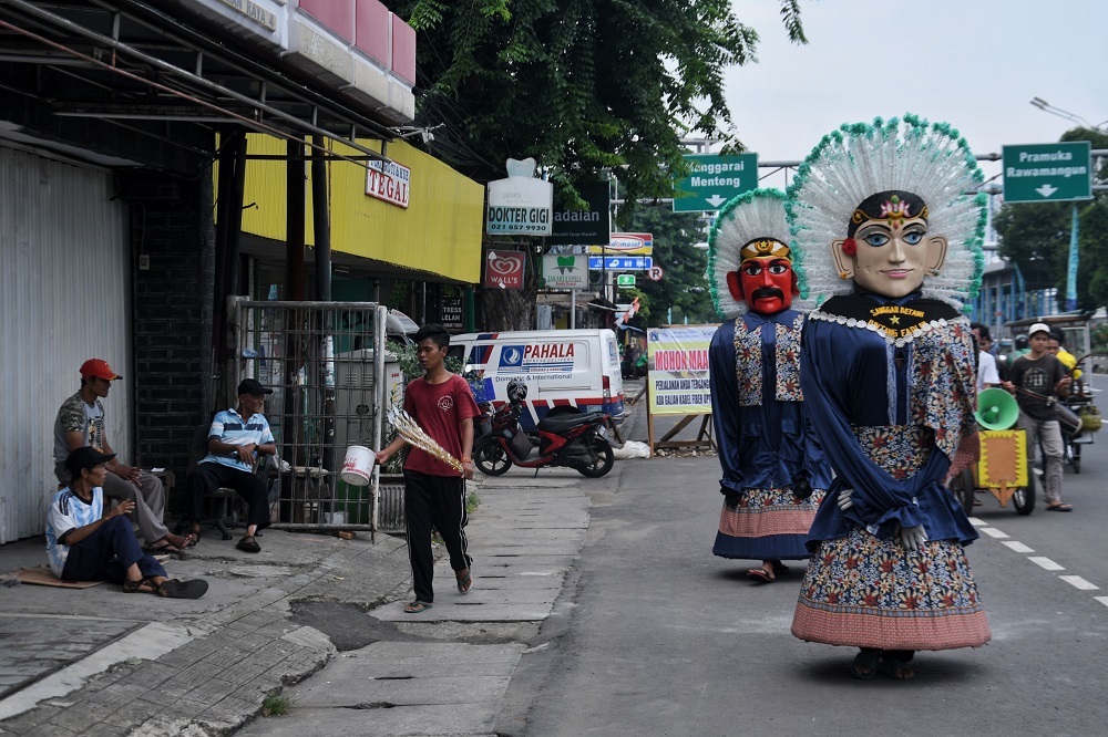 Pengamen ondel-ondel beraksi di kawasan Matraman, Jakarta, Rabu, 12 Februari 2020. Foto: MI/Andri Widiyanto