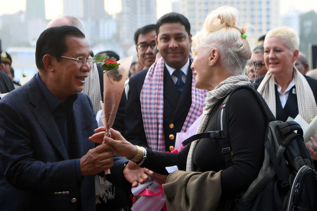 Hun Sen Sambut Langsung Penumpang Kapal Pesiar Westerdam