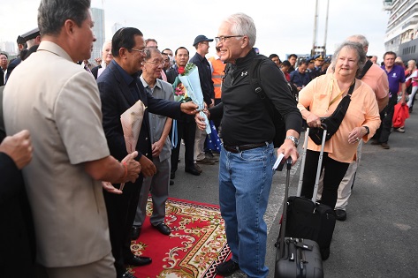 PM Kamboja Sambut Penumpang Kapal Westerdam