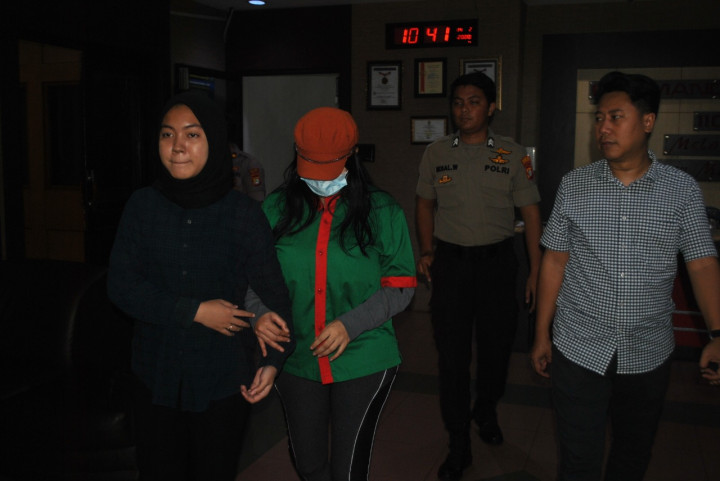 Lucinta Tiga Kali Menerima Benzo dari Flo