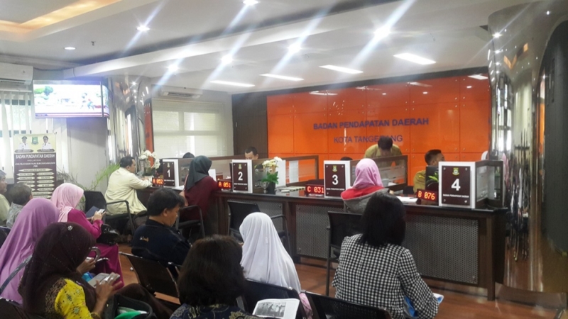 Warga Kota Tangerang sedang menunggu melakukan pembayaran PBB di Kantor Badan Pendapatan dan Daerah (Bapenda) Kota Tangerang, Banten, Jumat, 14 Februari 2020. Medcom.id/ Hendrik Simorangkir