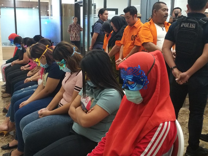 Tersangka dan korban pidana perdagangan di Puncak Bogor, Jawa Barat, berkedok wisata halal. Foto: Medcom.id/Siti Yona Hukmana