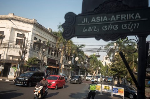 Sejumlah pengendara kendaraan bermotor melintas di Jalan Asia Afrika, Bandung, Jawa Barat, Jumat (28/9). ANTARA FOTO/Novrian Arbi