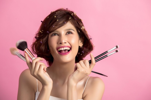  Menurut Okky, untuk remaja yang baru mulai bermake up tips pertama ialah perhatikan bagian alis. (Foto: Ilustrasi. Dok. Freepic.com)