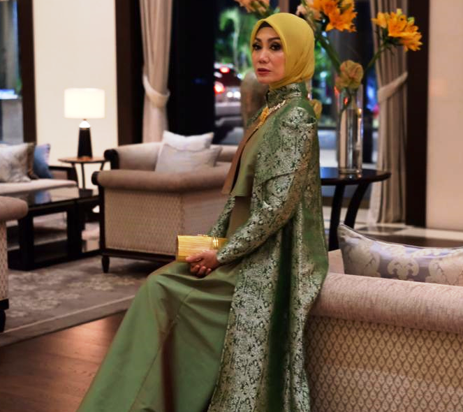 Kini kain songket juga tidak lagi terkesan kuno karena sudah tersedia dengan berbagai model dan bisa dipadupadankan dengan gaya apapun. Foto: Dok. Okky Asokawati)