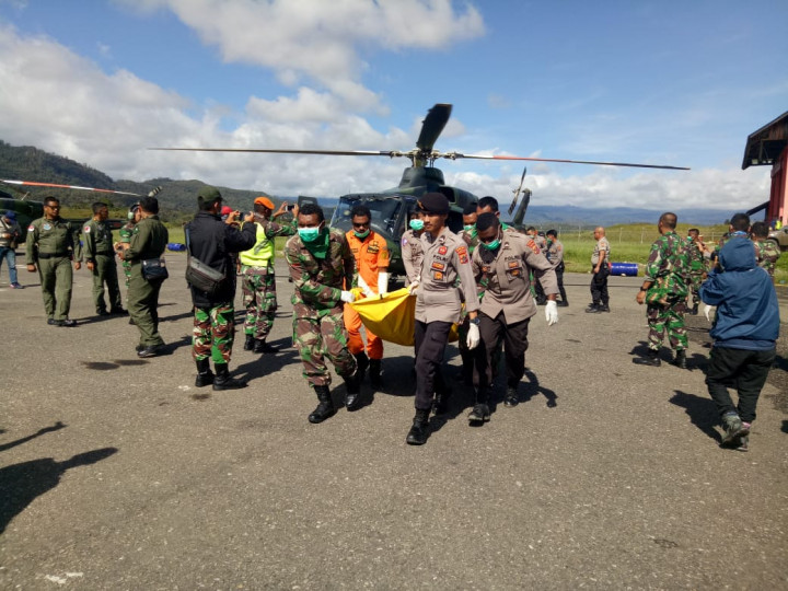 12 Jenazah Korban Helikopter MI-17 Dievakuasi