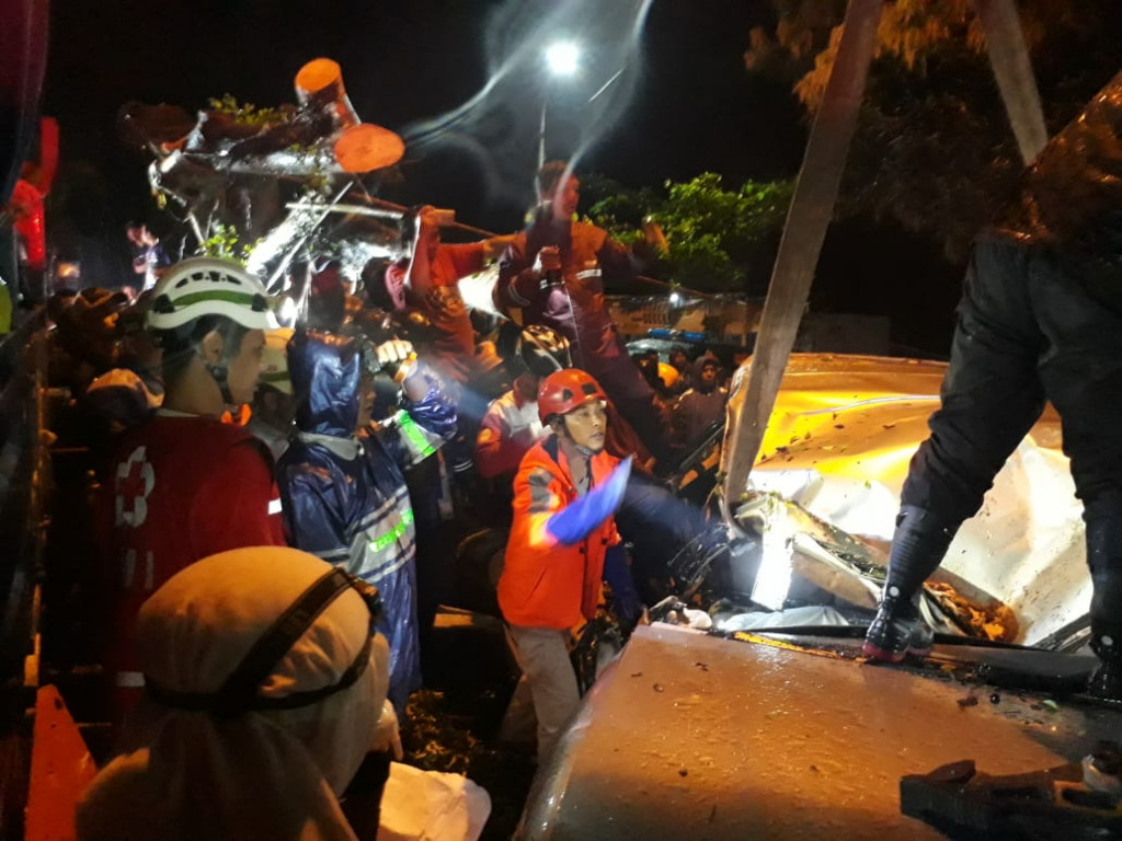 Proses evakuasi korban tertimpa pohon di dalam mobil, Jumat, 15 Februari 2020. Dokumentasi/ BPBD Bantul.