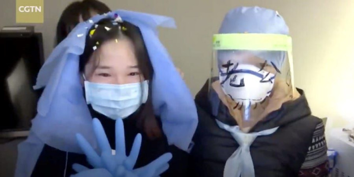 Perawat di Wuhan Menikah dengan Gaun Pengantin Hazmat