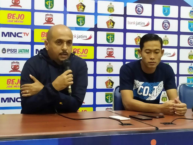 Asisten pelatih Persela, Fabio Barbosa (kiri), memberikan komentar usai mendampingi timnya (Medcom.id/Daviq)
