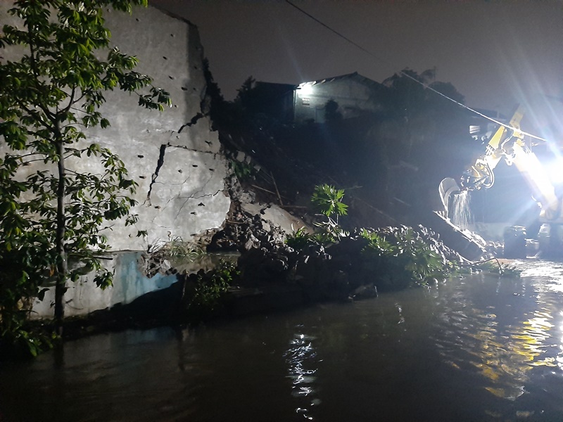 turap Kali Jantung, Kelurahan Sukamaju, Kecamatan Cilodong Jawa Barat jebol, Sabtu, 15 Februari 2020