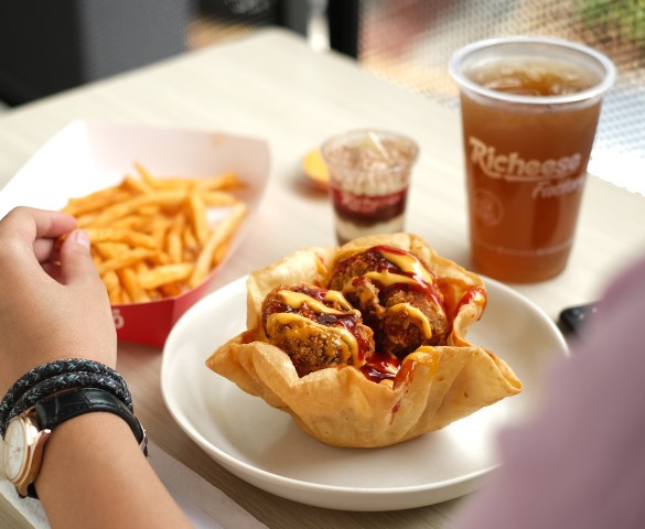 Roti tortilla goreng Prospericheese Burrito Bowl. (Foto: Dok. Richeese Factory)