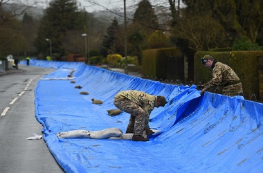 Badai Dennis Landa Britania Raya, Dua Tewas