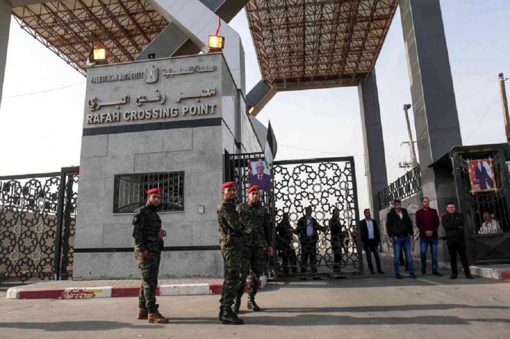 Loyalis kelompok Hamas bersiaga di titik perlintasan Rafah yang memisahkan Jalur Gaza dengan Mesir. (Foto: AFP)