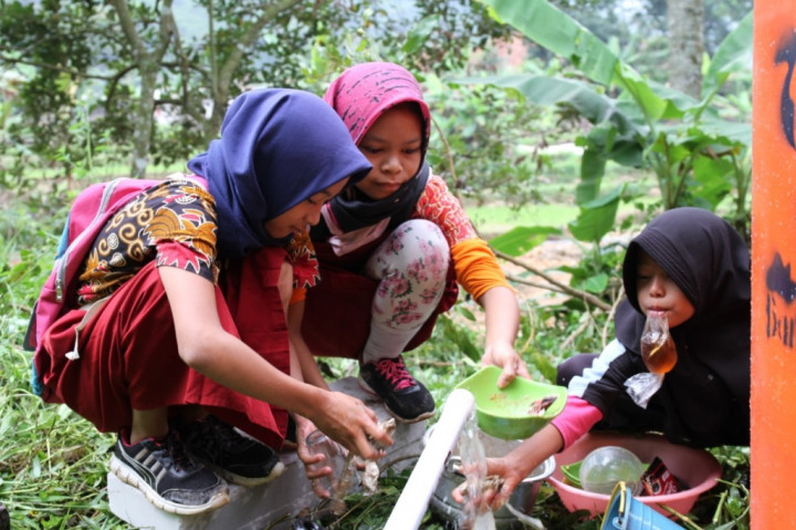 Sebulan Kekeringan, Warga Ciladaeun Kembali Mengakses Air Bersih