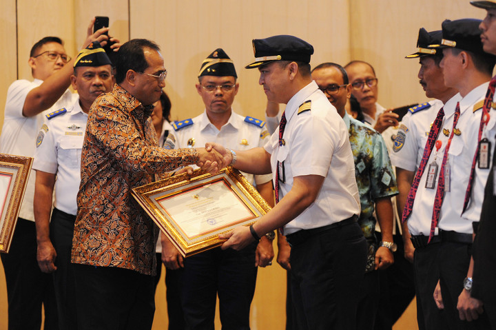 Menhub Beri Penghargaan ke 18 Awak Kabin Batik Air
