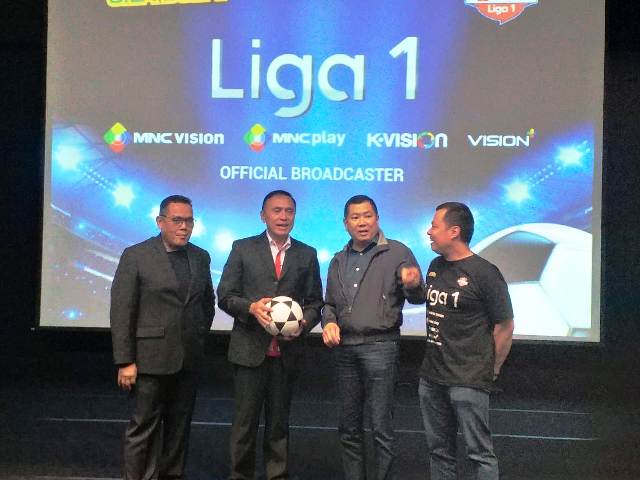 Ketua Umum PSSI Mochammad Irawan dan bos MNC Group Harry Tanoe (tengah)-Medcom.id/Rendy Renuki