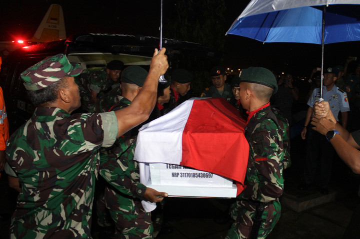 Kedatangan Jenazah Korban Heli MI-17 di Surabaya