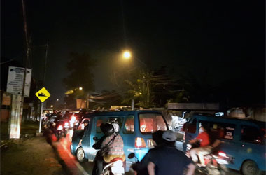 Trik Aman Berkendara saat Macet dan Hujan