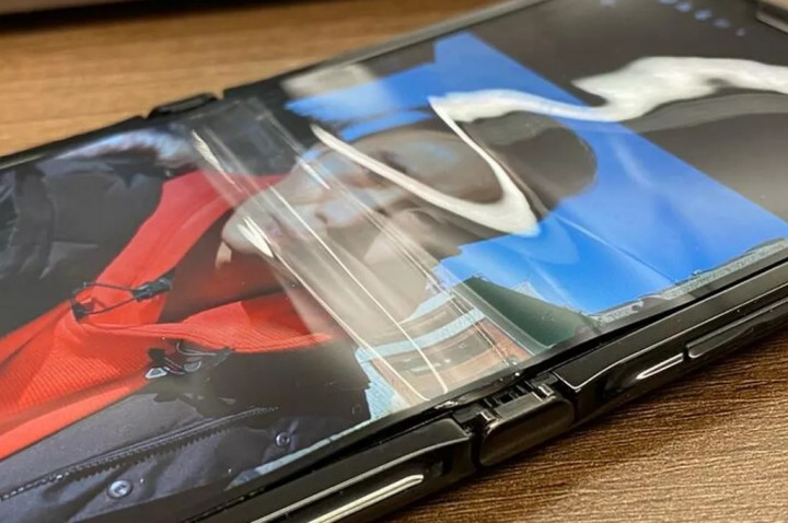 Bagian Lipatan Layar Motorola Razr Terkelupas