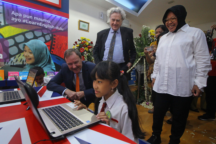 Tri Rismaharini Hadiri Peresmian English Corner di Surabaya