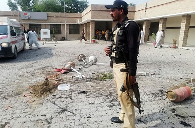 Tim Polio Pakistan Terkena Bom, 1 Polisi Tewas