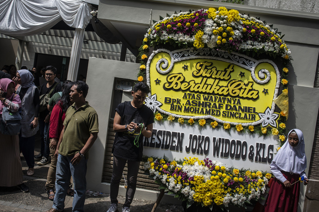 Karangan Bunga Penuhi Kediaman Ashraf Sinclair