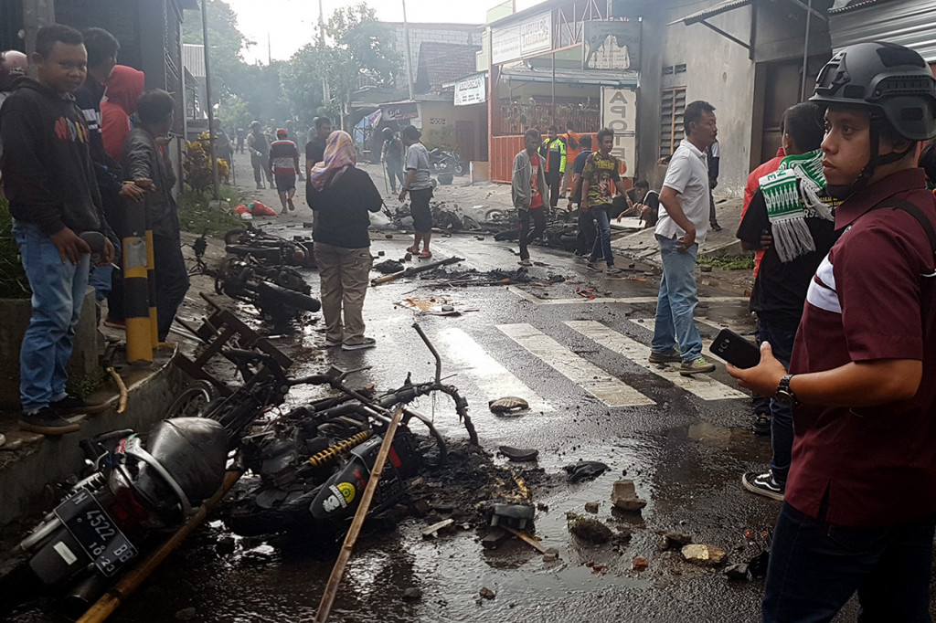 Bentrok Jelang Laga Persebaya-Arema, Sejumlah Kendaraan Dibakar