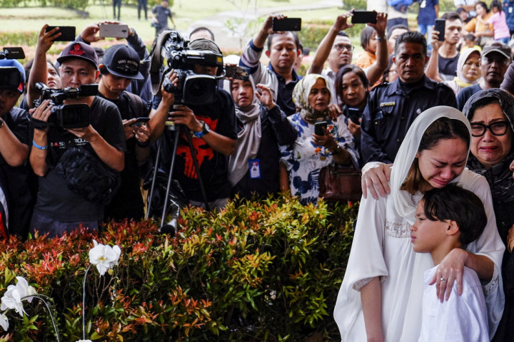 Tangis BCL Pecah di Pemakaman Ashraf Sinclair