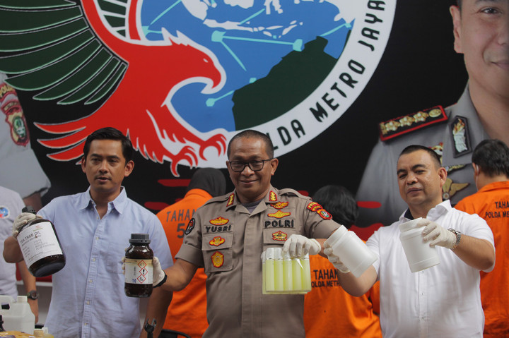 Polisi Bongkar Pabrik Kosmetik Ilegal di Depok