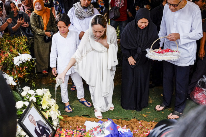 BCL Sesenggukan Dengar Ucapan Ayah Ashraf Sinclair di Pemakaman