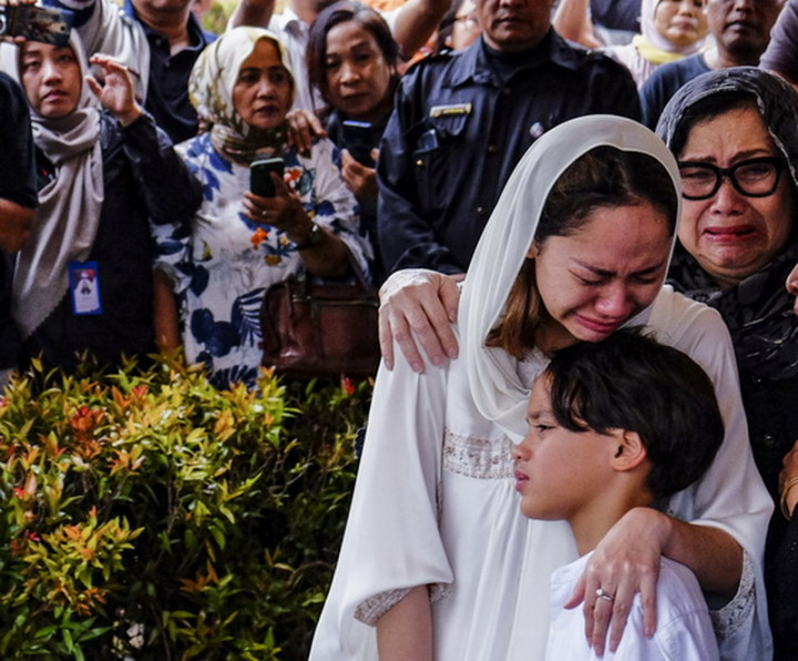 Keluarga Tenangkan Noah Sinclair di Pemakaman Ashraf