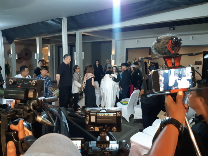 Kembali ke Rumah Duka, BCL Mendapat Pelukan Hangat