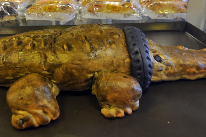 Ada Roti Buaya Berkalung Ban di Palu