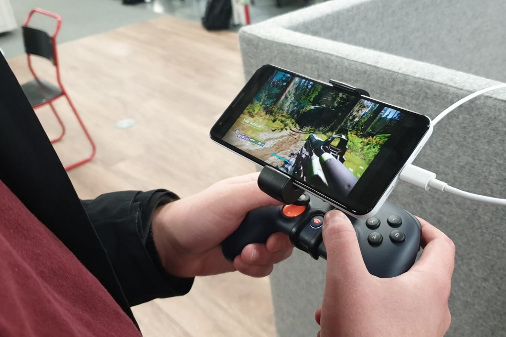 Uji coba layanan Google Stadia di smartphone menggunakan dukungan controller Stadia.