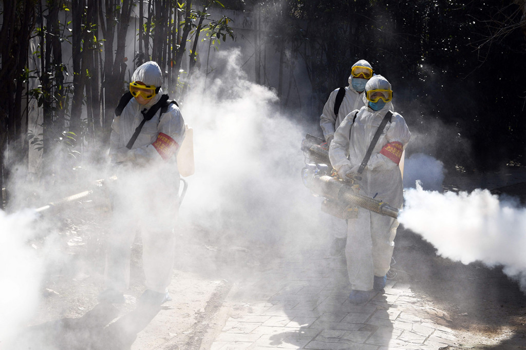 Cegah Virus Korona, Polisi Semprotkan Disinfektan di Bozhou Tiongkok